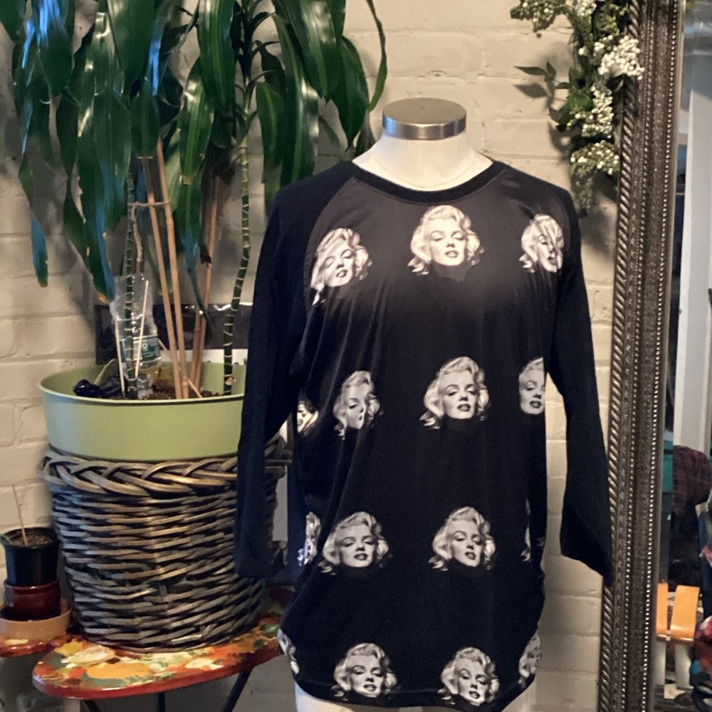 Maxi Milian Black and Gold Long Sleeve Top